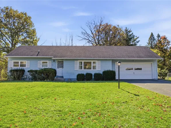 124 Green Clover Dr, Henrietta, NY 14467