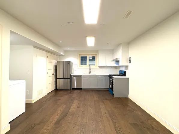 16156 27a Ave #101, Surrey, BC V3Z 8E4