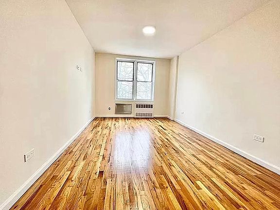 3rd image of 24510 Grand Central Pkwy APT 7G