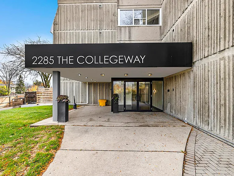 2285 The Collegeway — Photo 11