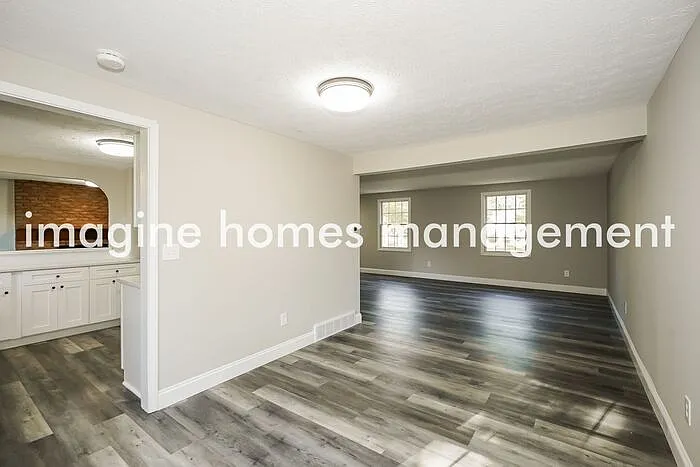 705 Fairfax Dr — Photo 4