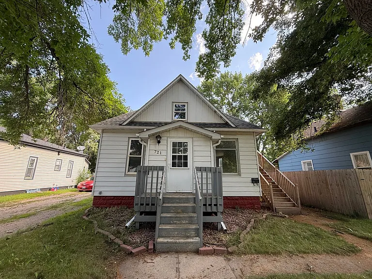 721 E Kemp Ave — Photo 1