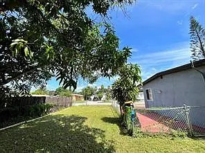 2900 NW 5th Ct — Photo 3