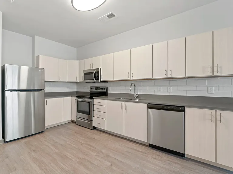 Metropolis Apartments — Photo 8