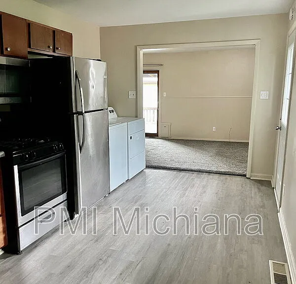 709 E 7th St — Photo 12