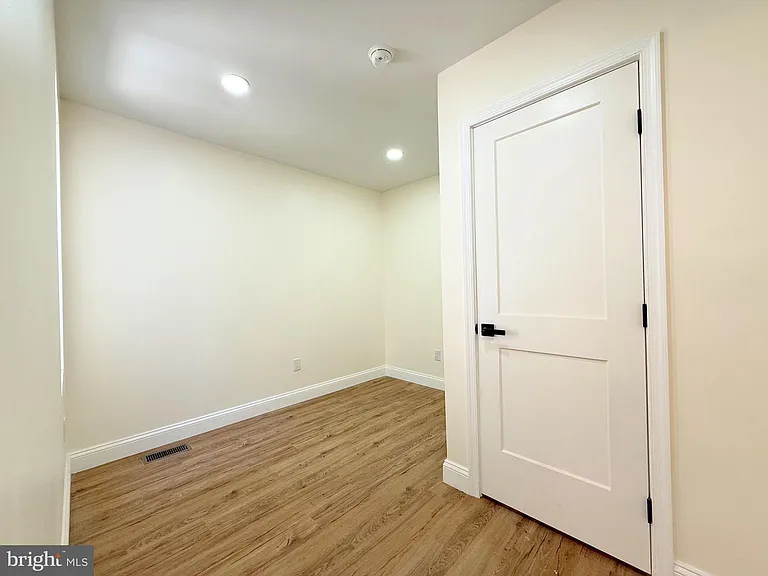 2762 Martha St — Photo 32