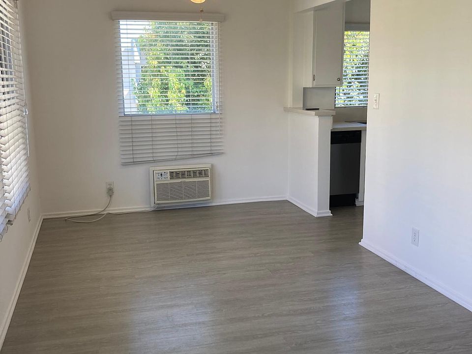 Dinning room with ceiling fan