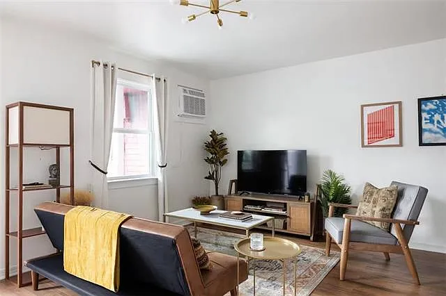 1713 Burgundy St #204 — Photo 3