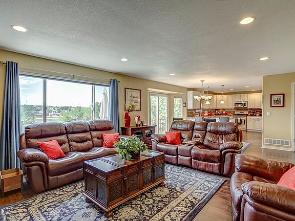 Family Room w Amazing Views