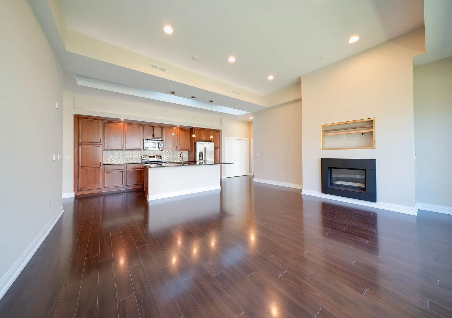 Large 1 Story 2 Bedroom — Photo 3