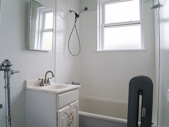 5th image of 4119 N Kenmore Ave APT 304