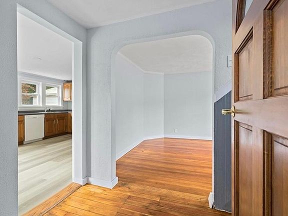 5th image of 168 Roger Williams Ave