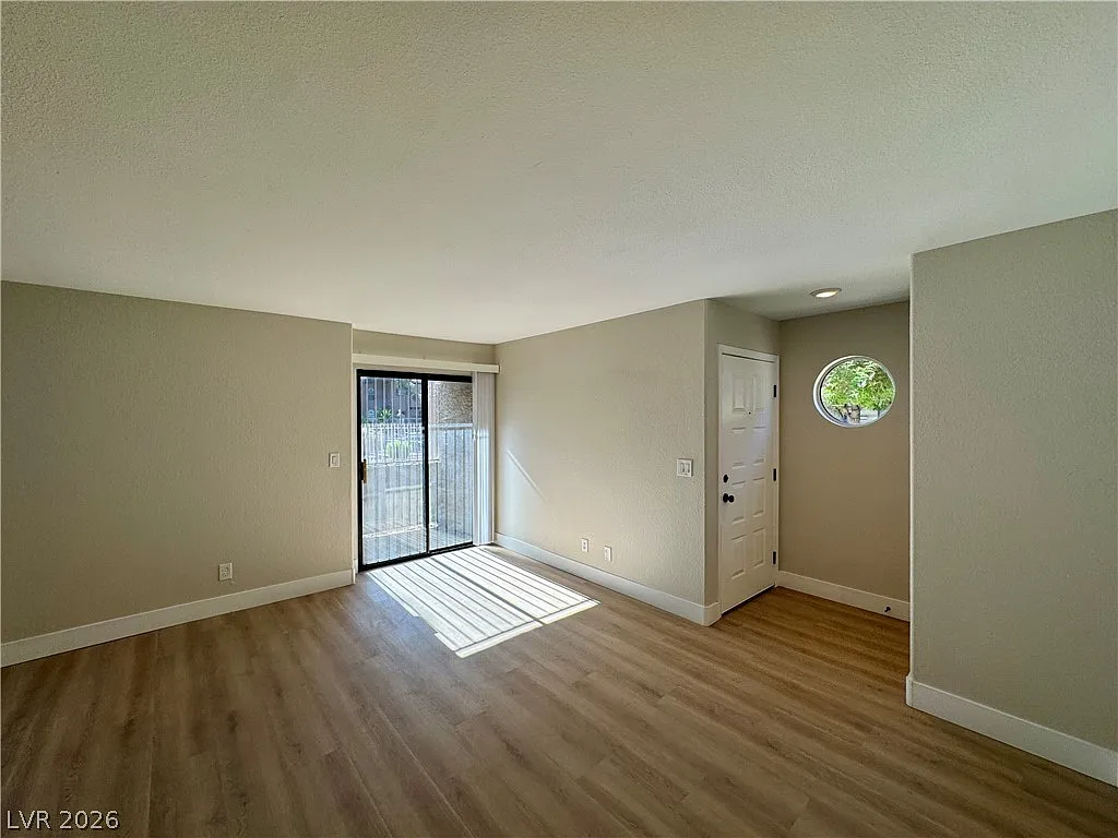 2 bed, 2.0 bath, 896 sqft, $1,250 — Photo 3