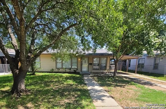 3 bed, 2.0 bath, 988 sqft, $1,425 — Photo 2