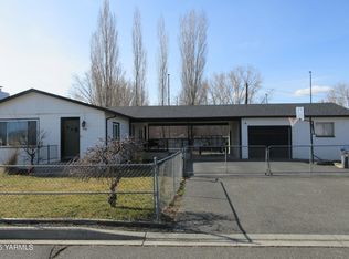 210 E Park Ave, Moxee, WA 98936