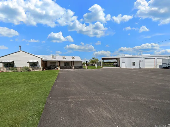 4842 COUNTY ROAD 4514, Devine, TX 78016