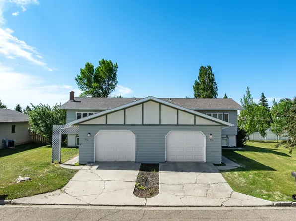 824 7th St E, Bottineau, ND 58318