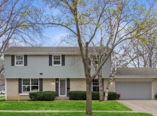 W63N986 Holly Ln, Cedarburg, WI 53012
