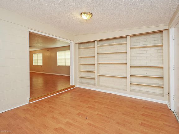 4th image of 3105 Honeywood Dr