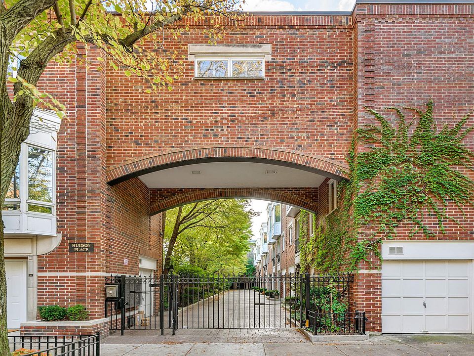 Gated community in the heart of East Lincoln Park