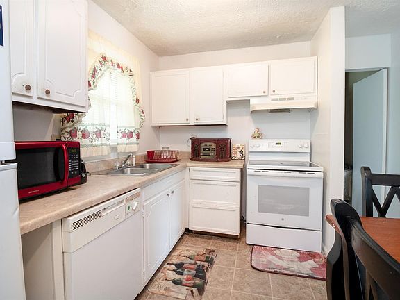 5th image of 421 Larkwood Dr