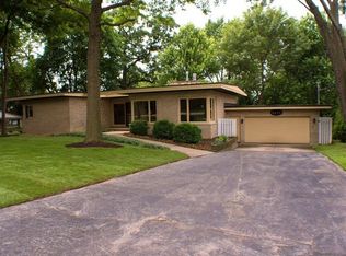 6574 Shabbona Rd, Indian Head Park, IL 60525