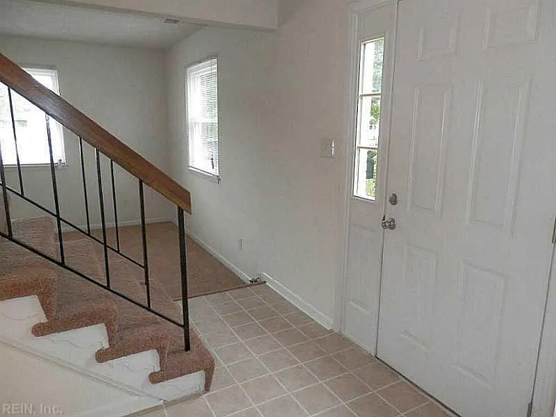 3 bed, 2.5 bath, 1900 sqft, $2,300 — Photo 2