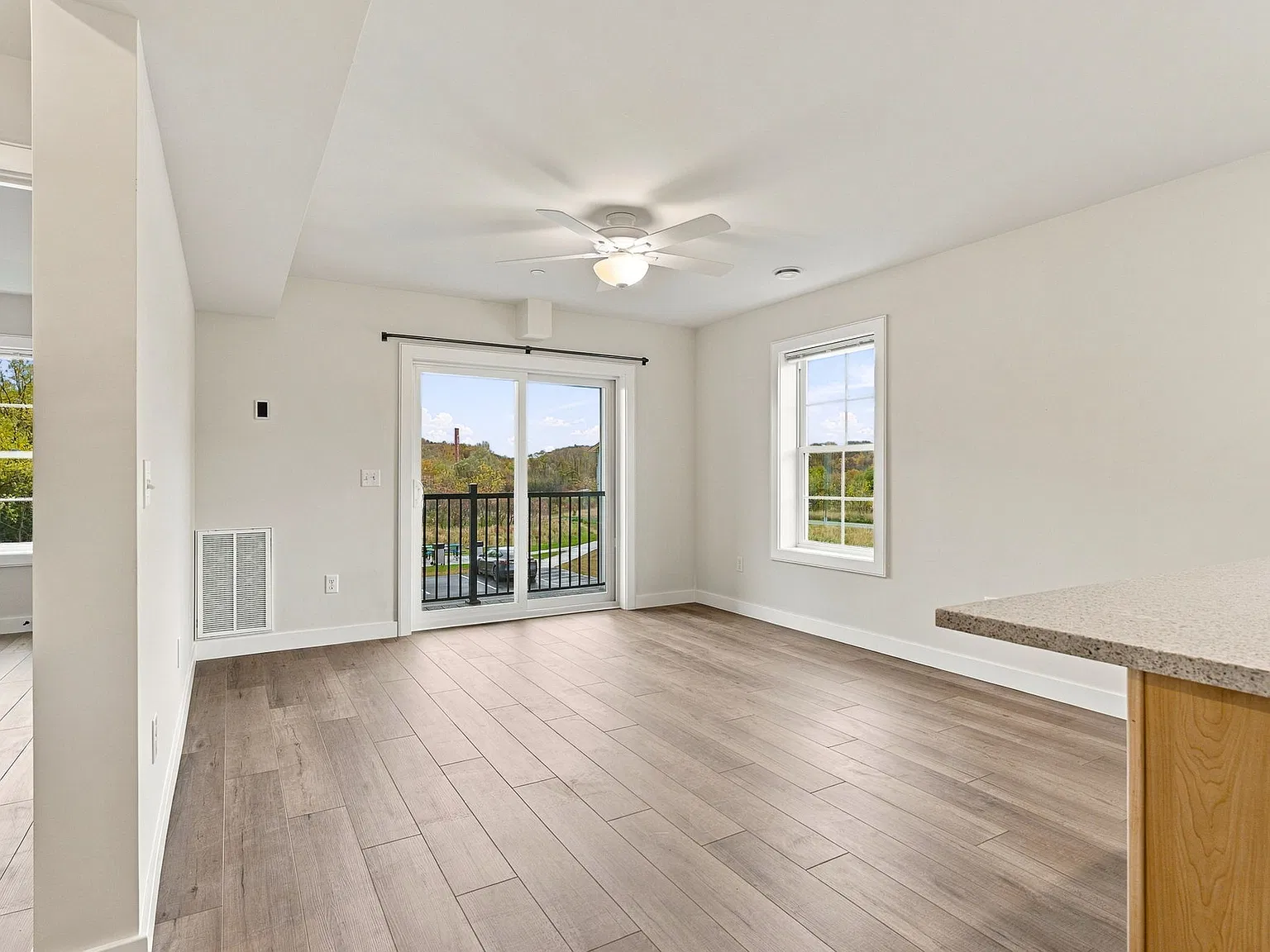 2 bed, 931 sqft, $2,650 — Photo 3