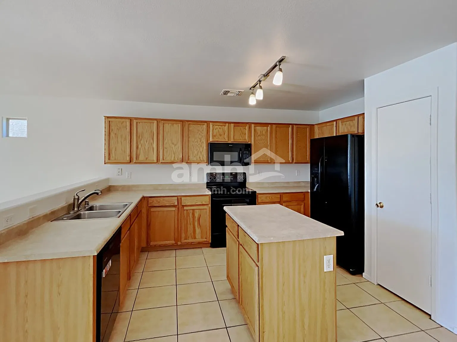 3 bed, 2.5 bath, 2136 sqft, $2,290 — Photo 3