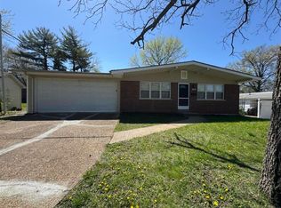 2400 Bluegrass Ln, Florissant, MO 63033