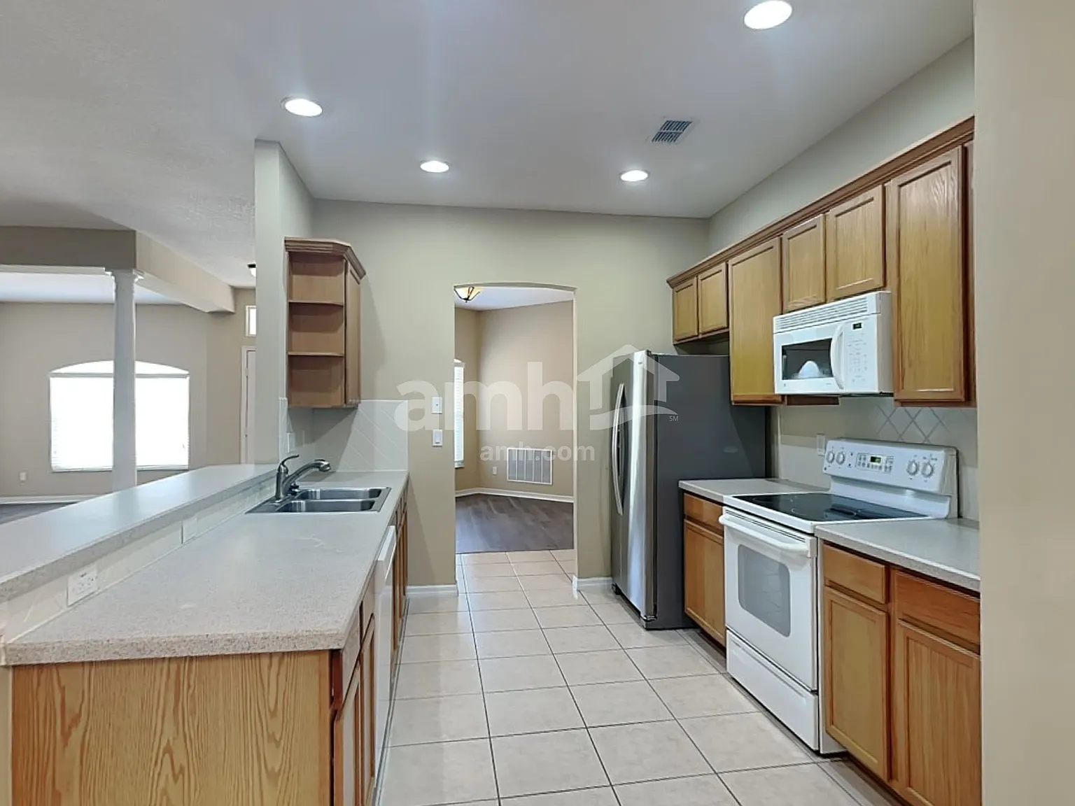 3 bed, 2.0 bath, 1977 sqft, $2,465 — Photo 4