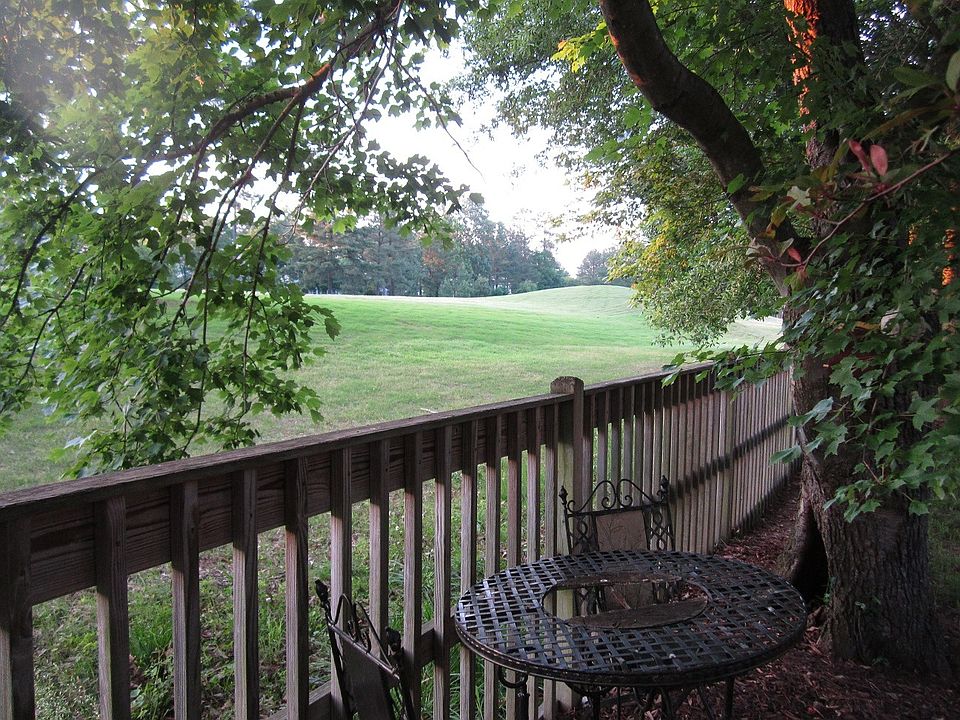 1st image of 975 Heathland Dr