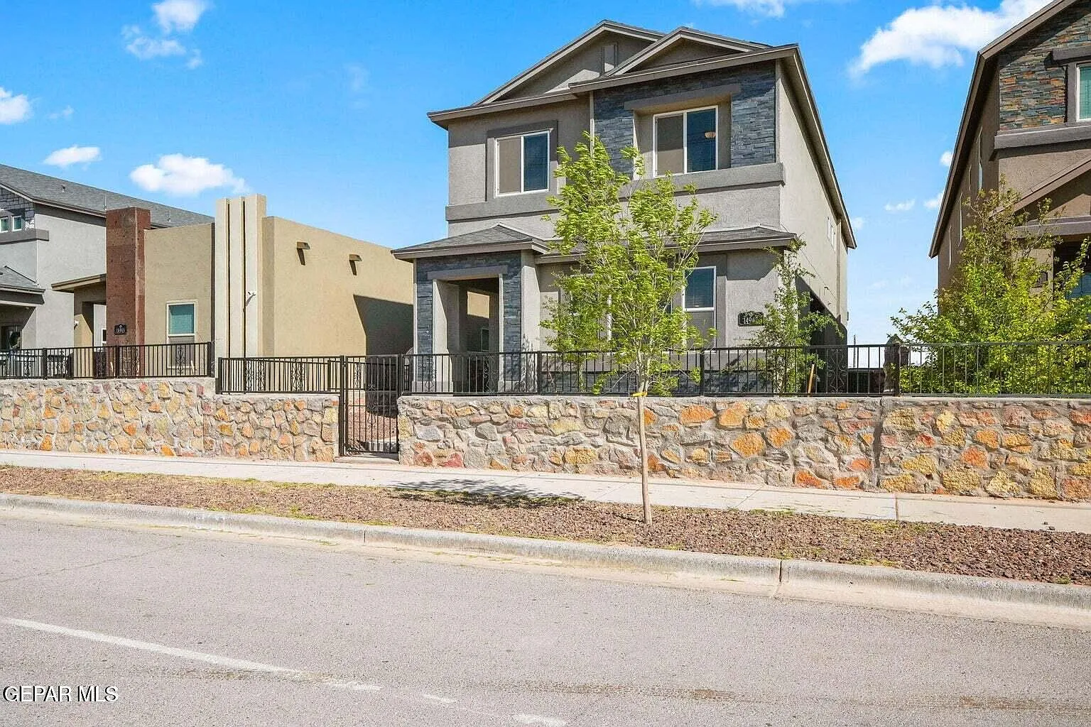 3 bed, 2.5 bath, 2694 sqft, $2,600 — Photo 2