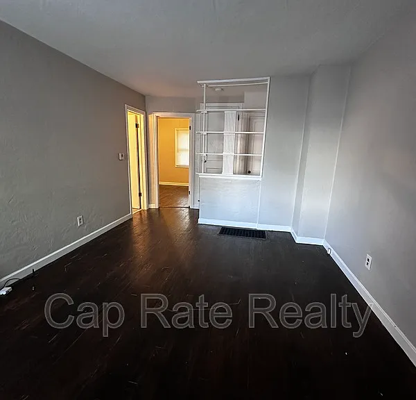 322 S Powell Ave — Photo 3