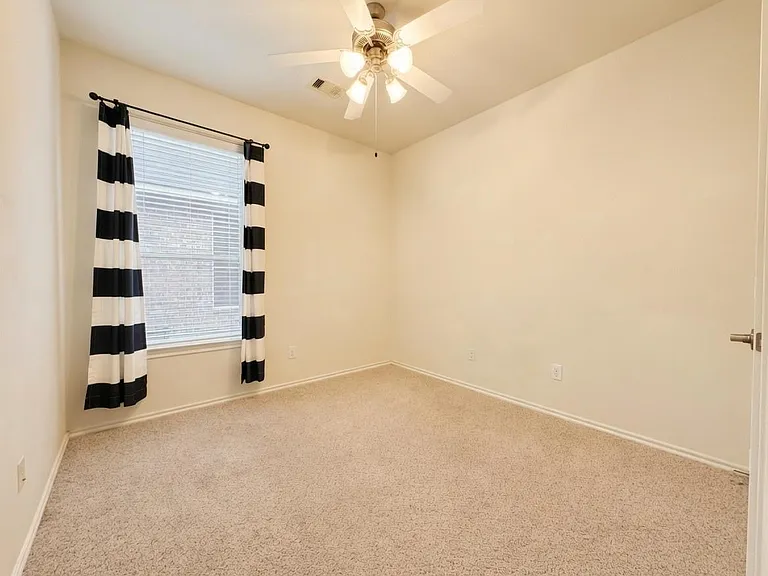 21344 Thurston Crossing Dr — Photo 12