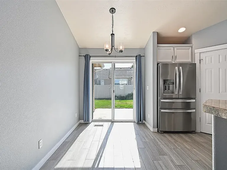 2114 N Rosedust Dr — Photo 6
