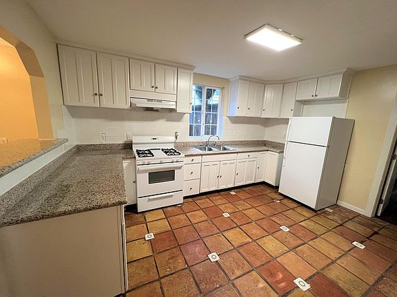 Eat-in kitchen