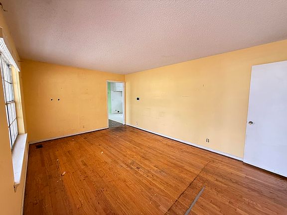 2nd image of 250 Steele Rd