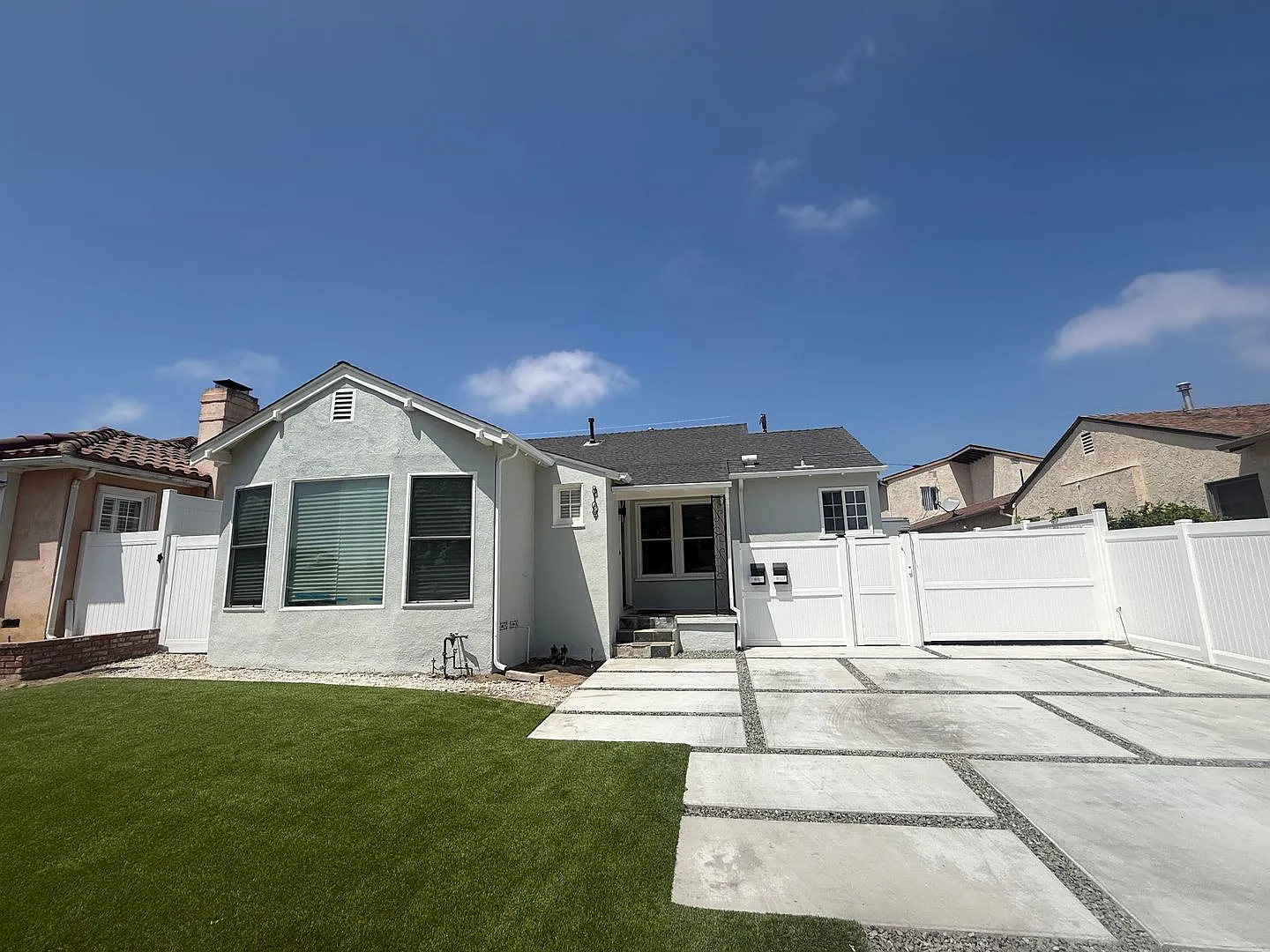 Beautiful 2 Bedroom 1 Bath Duplex — Photo 1