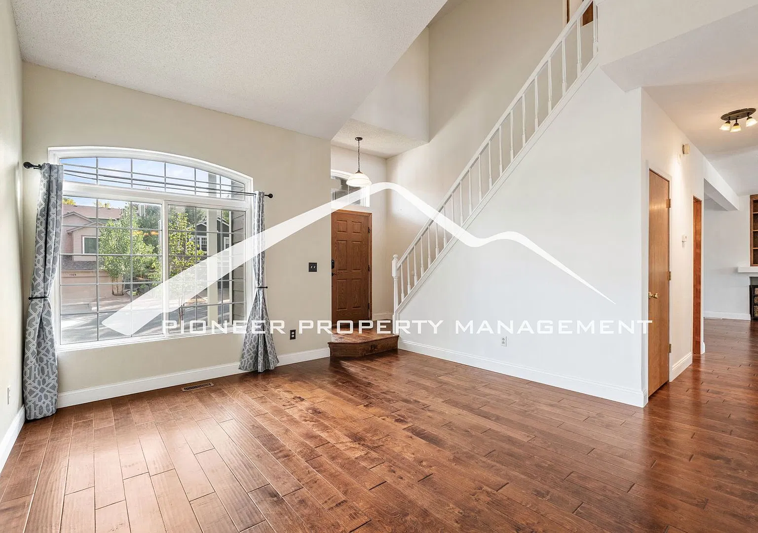 Beautiful 3 bedroom and 2.5 bath - West Side Living Minutes from Ute Valley Park — Photo 2