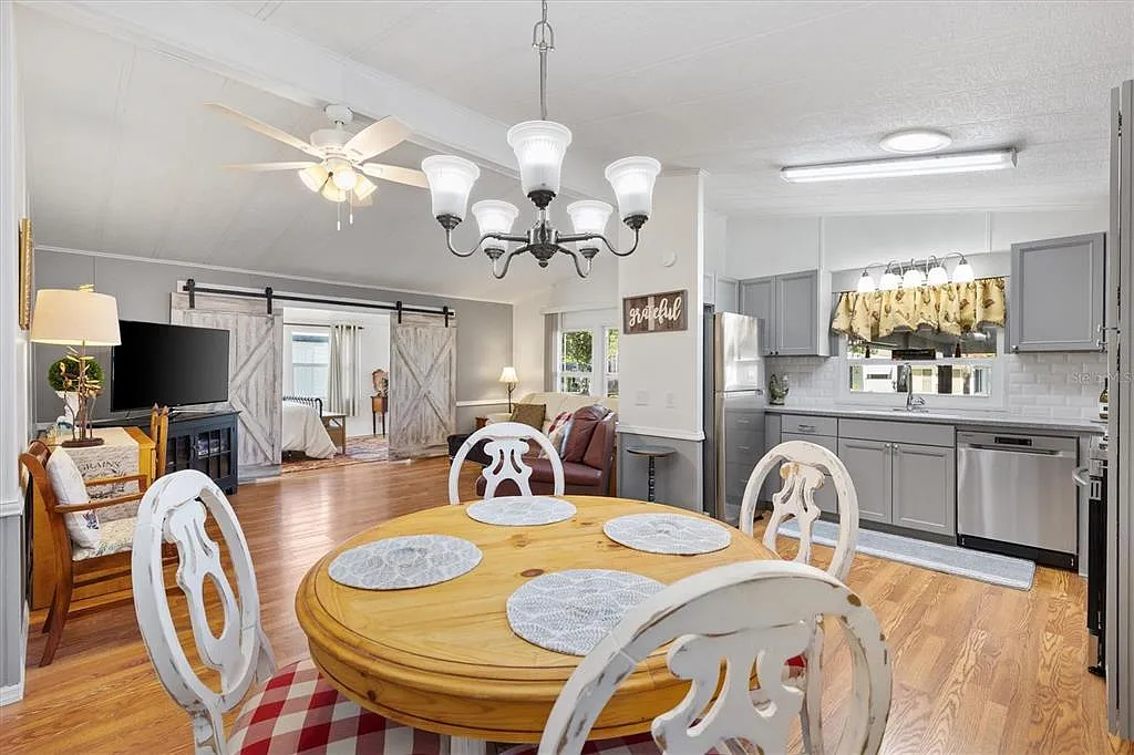 3 bed, 2.0 bath, 1100 sqft, $2,100 — Photo 2