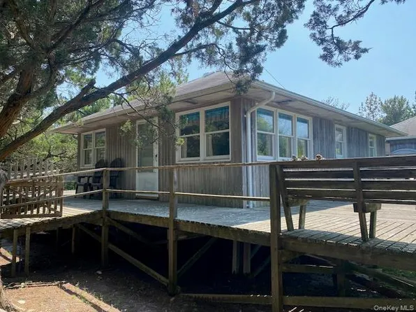 46 Robbins Walk, Lonelyville, NY 11706