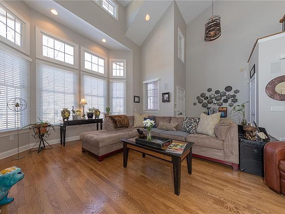 2nd image of 19762 Chagrin Blvd