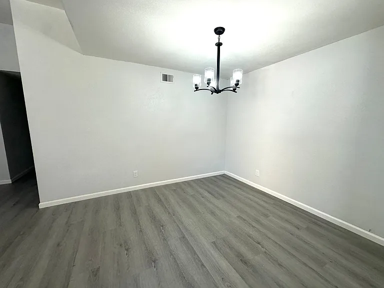576 Mekler Dr — Photo 10