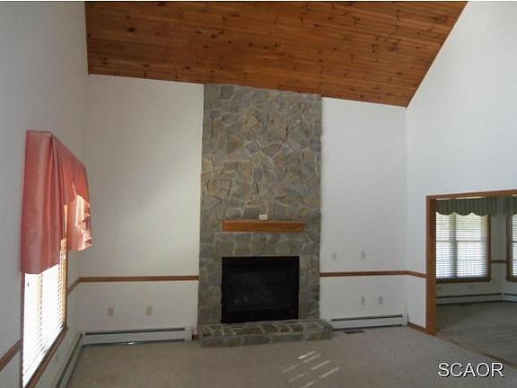 Vaulted Living Room  Gas FP