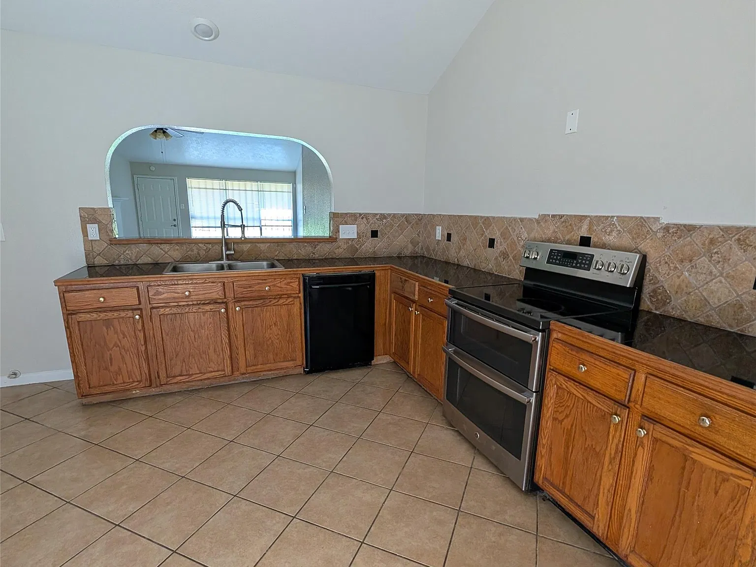 3 bed, 2.0 bath, 1581 sqft, $1,850 — Photo 4
