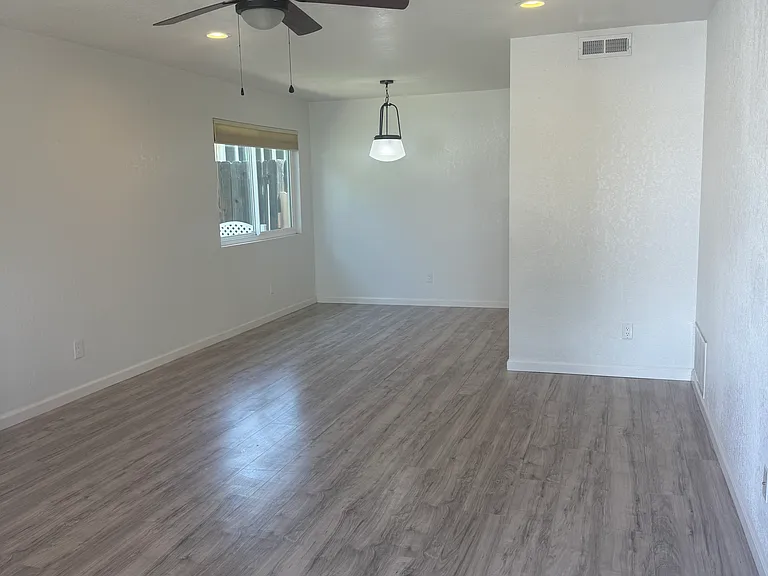 1820 Marigold Ln — Photo 3