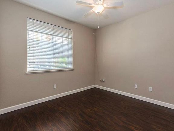 3rd image of 209 Sussex Ct