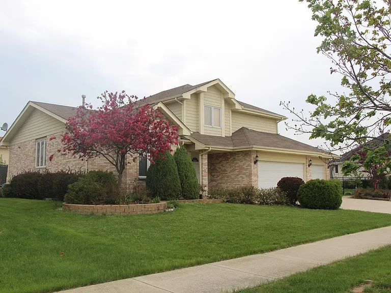 7810 Brookside Glen Dr — Photo 1