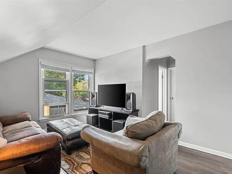 855 Leroy St — Photo 3